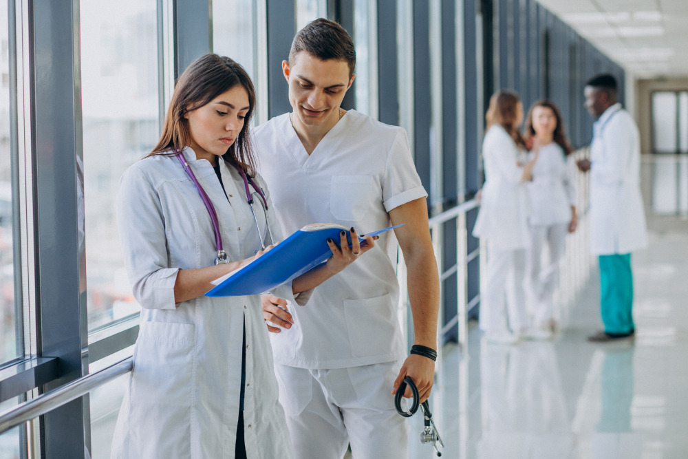 Médico residente em treinamento no hospital
