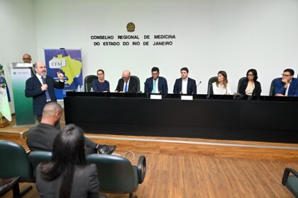Dr. Antônio Braga Neto, presidente do CREMERJ discursando para o público | Foto CREMERJ
