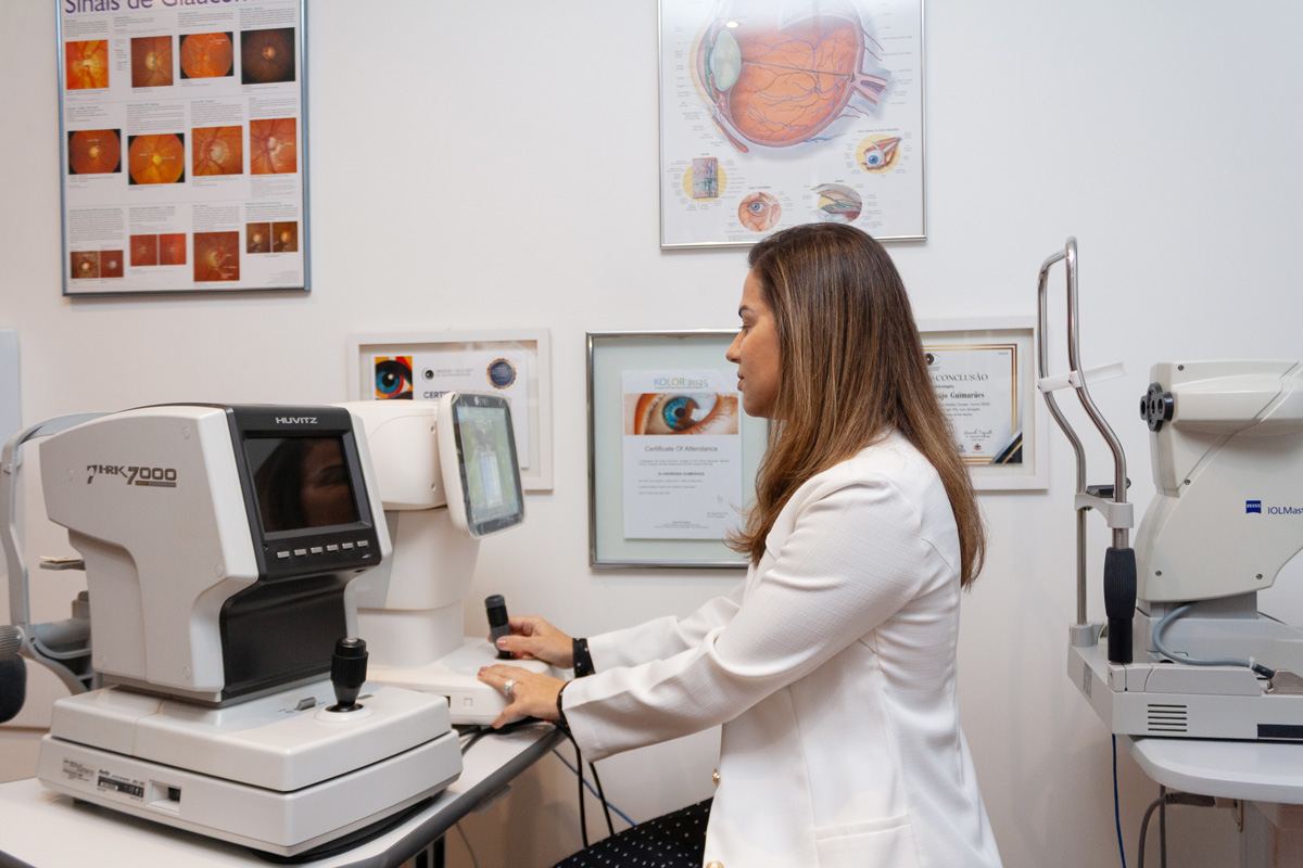 Dra. Andressa Guimarães em atendimento com equipamento tecnológico