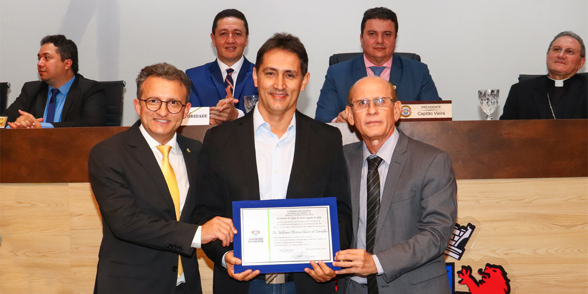 Esq/Dir: Dr. Francivaldo de Lemos Pereira, Presidente OAB/CE Secção Juazeiro do Norte, Dr. Idelfonso Carvalho e o Vereador Sargento Nivaldo (propositor da homenagem)