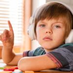 Voce sabe o que Masking? Estratégias, Causas e Impactos Psicológicos da Mascaramento Autista